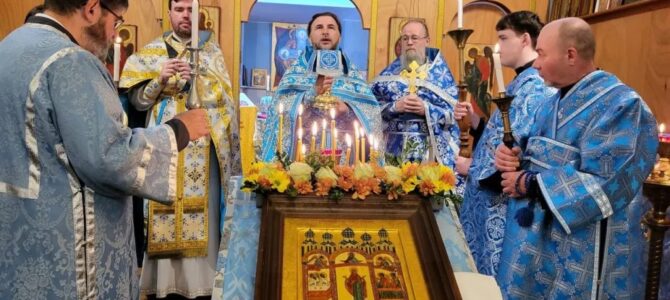 Het feest van de Bescherming van de Moeder Gods wordt vreugdevol gevierd in de Nederlandse parochie van Arnhem