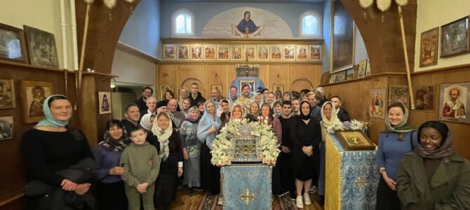 Bezoek van de Kursk-Root-icoon van de Theotokos aan de parochie